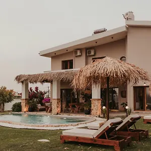 Maya Pool & Mountain View