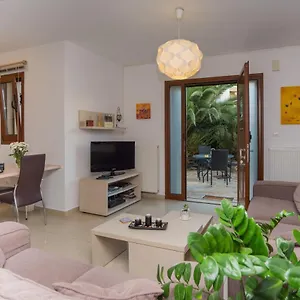 Lila's House * Rhodes City
