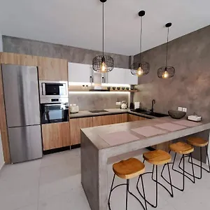 Courtyard Luxury “marianthi” Pefki