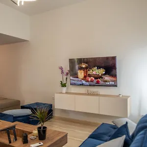 Monte Smith Luxury Garden With Parking Daire